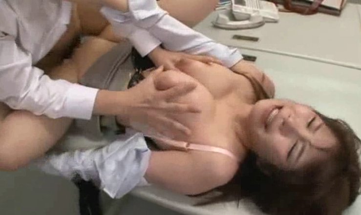 葵 深夜の職員室で生徒２人にレイプされた巨乳な女教師… サムネイル画像