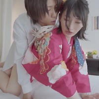 動画「成人式で再会したシロくんとお姉さんが、ホテルへ抜け出す。垢抜ける前の学生時代から秘めていた想いを爆発させ、振袖姿のまま夢中で愛を確かめ合う！」サムネイル画像