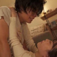 動画「付き合って４年になる大智くんと彼女。リビングで寝落ちした友人たちを見て、いつもと違う状況に興奮してしまい皆がいるのに彼女のカラダを触り始めて･･♡」サムネイル画像