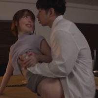 【女性優位】会社の先輩である大沢さんを彼女から寝取る小悪魔OL。夜のオフィスで禁断の中出しセックス！ - サムネイル画像